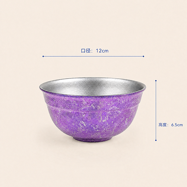 1:1正方形，浅米色纯色背景，保留原有标注：口径12cm、高度6.5cm，蓝色标注线和蓝色文字保持不变，仅将金色碗替换为紫罗兰色的冰花纯钛碗，保持原碗的角度、光影和构图完全不变，整体风格为高级商业产品摄影，画质清晰细腻。负面提示词：改变碗的角度、改变标注位置、文字变形、色彩失真、背景杂乱。