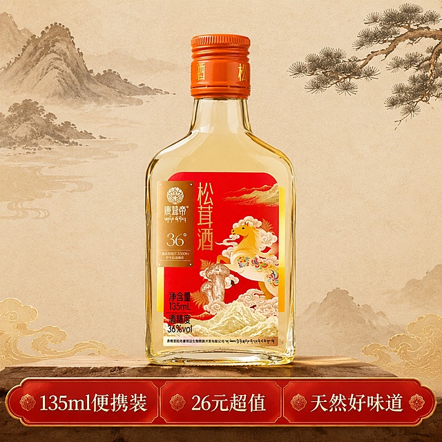 [主图-5]康茸帝松茸酒规格主图，中式国风风格。
[氛围风格]高性价比信任感，国风收尾调性。
[画质]商业摄影质感，光线柔和通透，产品清晰真实，画面干净高级。
[元素]康茸帝松茸酒单瓶完整居中展示，瓶身标签完整清晰，突出135ml便携小瓶装规格。保持产品外观（物理结构、材质质感、颜色）与输入一致，杜绝任何变形色差，精细化处理。商品主体占比约60%，画面满屏无边框。
[光影]均匀柔和布光，产品整体清晰，阴影自然，不发黑不生硬。
[配色]主色调为产品原红金配色，背景浅宣纸纹，简洁大气，符合中式国风。
[视角构图]居中平视拍摄，产品完整展示。
[文字版式]上方产品，下方红色古风装饰条横向排列卖点："135ml便携装" "26元超值" "天然好味道"，文字白色清晰，两端留空不挤压产品，所有文字清晰可读。
[比例分辨率]1:1比例，2k分辨率，文字清晰锐利，超高清。
[负向提示词]变形，文字错乱，产品图模糊，背景杂乱，水印，电商平台Logo，绝对化违禁广告词，医疗功效宣传