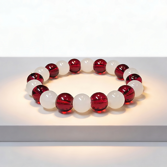 将图片比例修改为1:1，保持手链产品、展示台、背景内容色彩细节完全不变，只调整画布比例为正方形，保持产品清晰不变形，背景自然延伸匹配，2K超高清画质