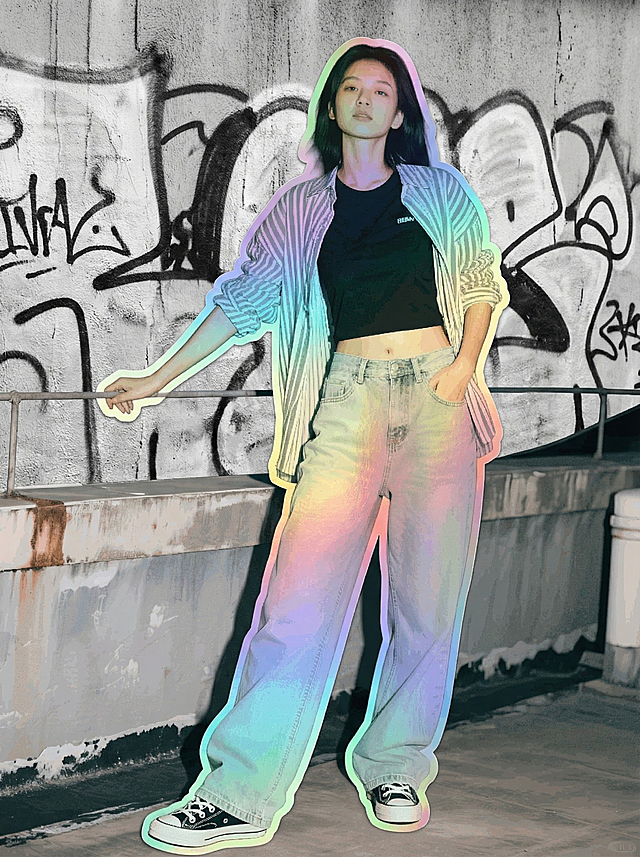 将人像处理成彩虹金属箔贴纸效果。抠出主体后，再将其贴在真实粗糙的城市肌理黑白简单涂鸦表面。贴纸上下有留白空间。