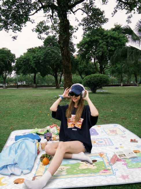 图一的垫子去掉换成图二的垫子，保持图二垫子真实质感与环境融合，图二垫子变大形状外观不变，保留图二垫子真实拍照风格，图片尺寸3:4预览效果