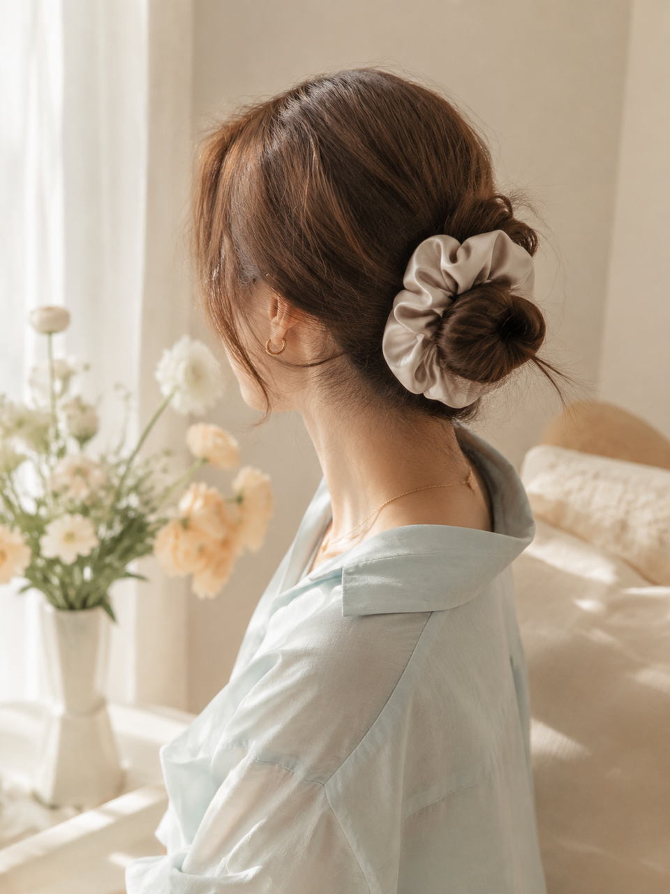 半身侧背影构图，生活化日常抓拍感，温柔淡颜年轻东亚女生，几乎不… - 图片创意预览