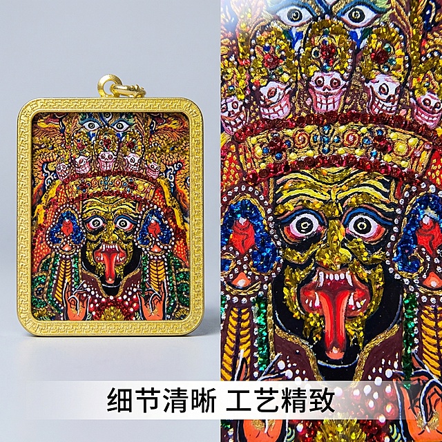 [主图 2] 扎基拉姆唐卡吊坠细节展示主图
[氛围风格] 国风质感，专业细节特写，突出产品工艺精致感。
[画面元素] 商业摄影质感，光线柔和通透，产品清晰真实，画面干净高级。主体为扎基拉姆唐卡吊坠，左侧大比例展示吊坠完整外观，右侧拼接唐卡面部彩绘细节的放大特写图，两个区域背景统一为浅磨砂灰色，保持产品原有色彩和金色边框质感，特写区域清晰展示刺绣/绘制纹理细节，产品外观与原图一致。
[配色色系] 主色调：浅灰色背景；辅助色提取产品本身的金色、彩绘红、绿、蓝，色彩浓郁自然。
[视角构图] 左右分屏拼图版式，平视特写，两张图光影统一，细节清晰。
[文字版式] 底部中央横向半透明悬浮条，标注文字「细节清晰 工艺精致」白色细字体，不遮挡产品主体，文字与背景对比清晰。
[比例分辨率] 1:1 比例，2k 分辨率，文字清晰可辨，超高清。
[负向提示词] 变形，水印，文字错乱，产品图模糊，背景杂乱，宗教违禁宣传词汇