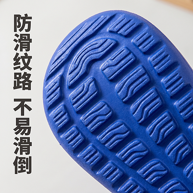 [主图 4] 鞋底防滑细节特写展示图。
[氛围风格] 温馨舒适实用风格；
[画质] 商业摄影质感、光线柔和通透、产品清晰真实、画面干净高级。
[元素] 放大展示儿童拖鞋的鞋底防滑纹理，保持拖鞋材质和底色和原图一致，特写清晰呈现鞋底的纹路结构，突出防滑设计。背景干净浅灰色，突出细节本身。细节主体占比约75%，画面满屏无边框。
[光影] 侧光打亮鞋底纹理，形成自然明暗反差，让凹凸纹理清晰可见，质感真实。
[配色] 保持拖鞋本身底色，背景浅灰中性，突出纹理细节。
[视角构图] 特写俯视角度，纹理占据画面核心位置。
[文字版式] 左侧竖向排版卖点文字 "防滑纹路 不易滑倒"，深灰色粗体，清晰易读不遮挡核心细节。
[比例分辨率] 1:1 比例，2k 分辨率；文字清晰锐利，画面超高清。
[负向提示词] 变形，水印，文字错乱，产品图模糊，背景杂乱，遮挡细节