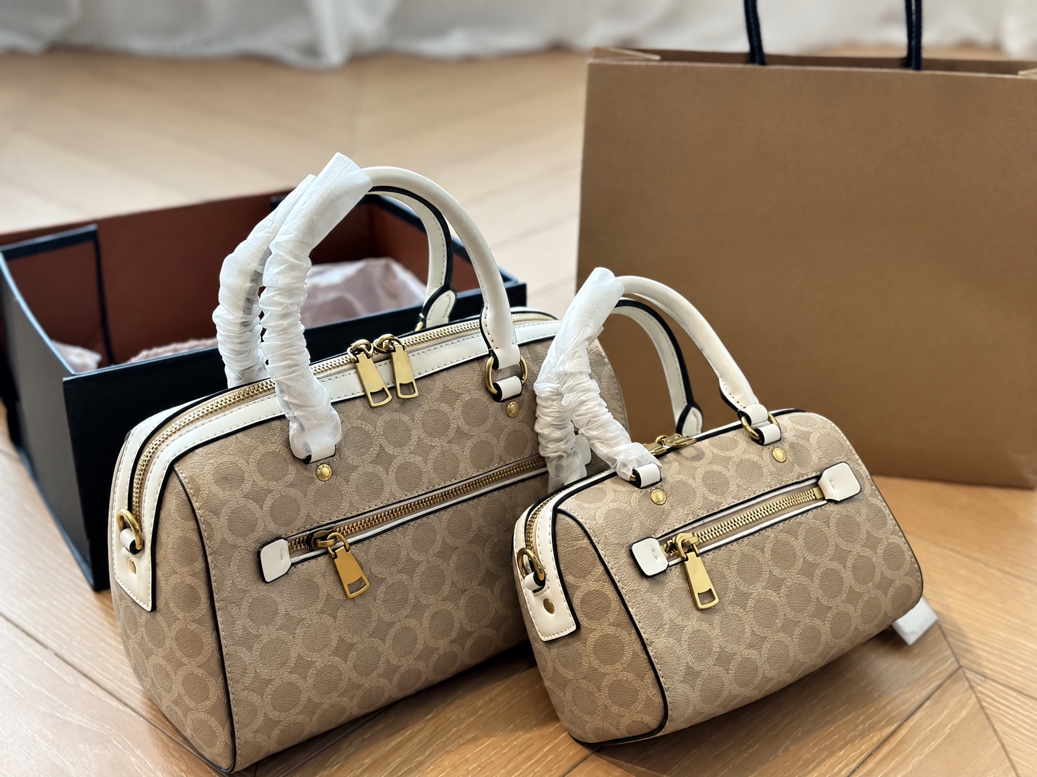去掉图片中所有的COACH品牌LOGO和文字，包括包身金属LO… - 图片创意预览
