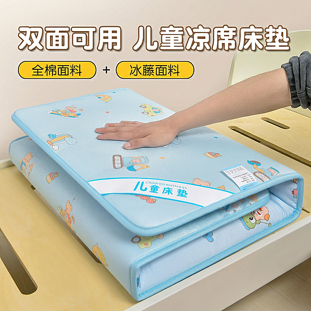 替换图1的产品为图2的蓝色卡通小汽车图案儿童床垫，保留图1的文字：双面可用 儿童凉席床垫，全棉面料 + 冰藤面料，保留原图的手部姿势和摆放场景，整体风格与原图一致