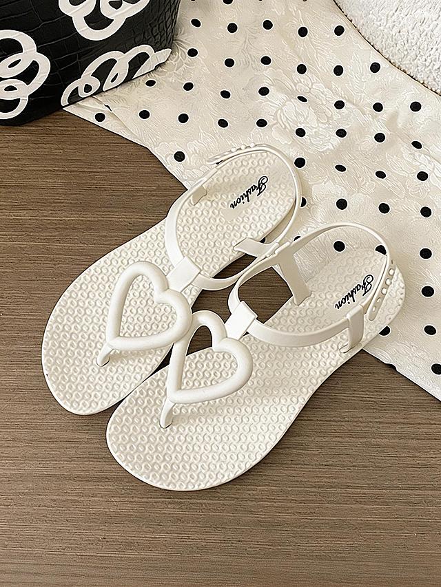 保持图片原有内容不变，仅调整图片比例为3:4，不要改变图片的内容和构图