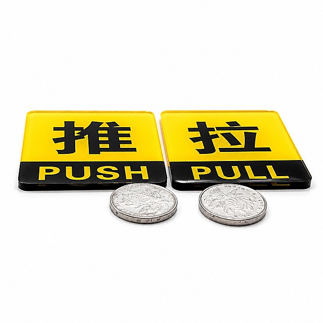 产品精修, 产品置于纯白背景上, 专业商业棚拍光, 5500K标准中性白光, 轮廓光, 体积光, 曝光正确, 强烈真实立体感, 接地处保留干净浅淡的自然接触阴影, 严禁大片投影、脏灰阴影和悬浮感, 主体居中, 商品完整入画不裁切, 多品或套装整体算一组, 商品外轮廓视觉体量约画面60%-80%, 四边均匀留白约10%-20%, 严禁满幅铺满与贴边顶满, 多件商品按原图顺序均衡陈列, 大小一致、间距统一、对齐整齐、同一机位和近似角度, 每个独立商品都要逐个摆正, 逐个校准水平线和垂直轴, 底部基线对齐, 禁止某一件单独歪斜、倾倒或高低错位, 极致超清画质, 细节清晰锐利, 4K分辨率, 商业级实拍质感, 保留原图真实材质与结构细节, 提升商品洁净度和商业新品感, 清除旧痕、灰暗、脏斑和不均匀色块；保留原图颜色分区、材质色相、结构和功能细节，禁止整体提亮改色, 清除氧化发灰、锈蚀、黑灰污斑、脏旧痕迹和不均匀色块, 明显提升金属表面洁净度、亮度和商业新品感, 多件色彩锁定, 锁定原图商品颜色, 多件商品逐件对应原图色相、材质光泽和分段色块边界, 锁定原图五金商品的外轮廓、朝向、可见面、比例、孔位、部件数量、连接关系和功能结构, 禁止新增/删除零件、补全不可见背面、改变结构关系或重绘成其他五金商品, 亚克力/透明塑胶质感, 高通透折射, 边线清晰, 金属光面, 高亮镀铬级商业镜面金属质感, 黑白高光分区明确, 长条棚拍高光带和边缘亮线清晰, 镜面反射通透, 表面光洁, 前侧视图, 标准透视校正, 正常透视焦段, 保持同类机位, 比例1:1