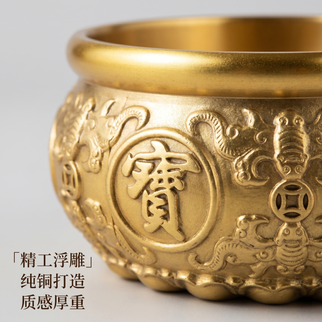 [主图 2] 细节特写卖点展示图，纯铜聚宝盆雕刻工艺特写。
[氛围风格] 新中式国风，高级质感展示。
[画质] 商业摄影质感，超清细节，清晰通透。
[元素] 对纯铜聚宝盆的浮雕纹样区域进行特写展示，突预览效果