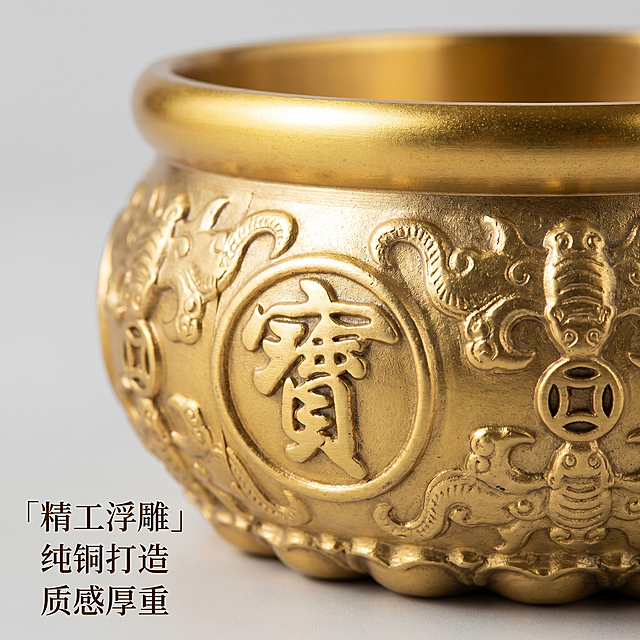 [主图 2] 细节特写卖点展示图，纯铜聚宝盆雕刻工艺特写。
[氛围风格] 新中式国风，高级质感展示。
[画质] 商业摄影质感，超清细节，清晰通透。
[元素] 对纯铜聚宝盆的浮雕纹样区域进行特写展示，突出蝙蝠纹饰和宝字雕刻的细节，清晰展示黄铜材质的厚重质感和精细工艺，保持产品原有的金色和纹理完全一致，无变形色差。特写画面填满大部分区域，保留一点背景空间用于文字排版。
[光影] 柔和侧光突出雕刻的凹凸纹理，阴影层次感强，金属质感真实。
[配色] 黄铜金色为主，搭配浅灰色背景，突出产品本身。
[视角构图] 近距离平视特写，聚焦雕刻细节。
[文字版式] 左下角排版卖点文字，分点展示「精工浮雕」「纯铜打造」「质感厚重」，文字清晰不遮挡核心细节。
[比例分辨率] 1:1比例，2K分辨率，超高清。
[负向提示词] 变形，模糊，文字错乱，背景杂乱。