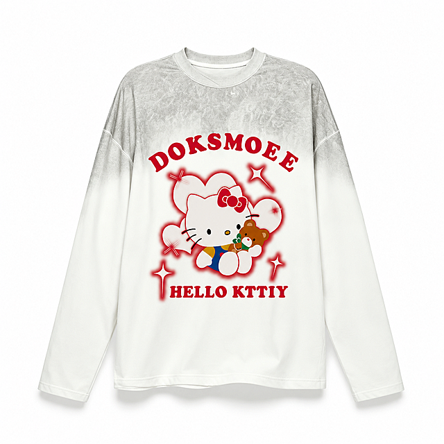 去除图一长袖T恤上原有的所有印花图案，将图二中的Hello Kitty抱小熊印花（含DOKSMOEE和HELLO KTTIY文字及爱心星光装饰）放置在T恤胸部正中间，大面积印花，印花自然贴合衣身褶皱，高清商业实拍质感，细节锐利，干净通透，淘宝天猫商品主图，纯白色背景，1:1正方形构图，无水印，无多余文字，无多余物体，轻微柔和底部投影，服装褶皱自然合理，无怪异扭曲褶皱