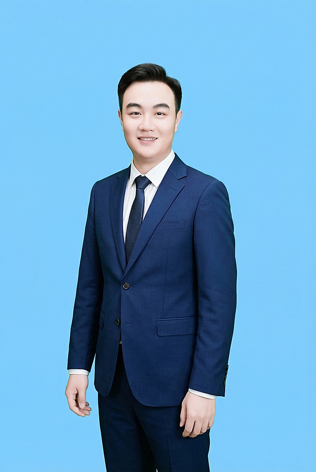 根据我提供的人物照片，帮我生成20张明星写真图，五官跟参考图片一直，照片可以都市时尚肖像，包含深色西装男性、格纹衬衫青年男性、皮夹克领带男性与侧身扶耳青年，背景涵盖纯色、天空与现代弧线元素，整体比较干净的亮色为主色调，比如白色蓝色，白黄色，暖色等呈现专业、简约且富有疏离感的时尚摄影风格。