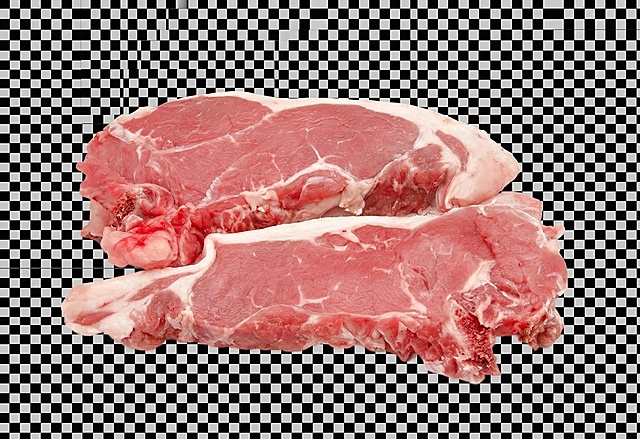 保留图片中的所有新鲜生猪肉，去除图中所有蔬菜（包括番茄、蘑菇、香菜、生菜），保留透明背景，保持猪肉的纹理和色彩真实自然