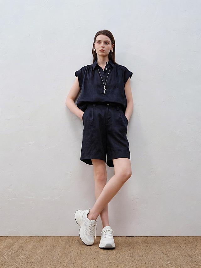 将图1模特脚上的鞋子替换为图2中展示的纯白色网面厚底运动鞋，保留原模特姿势、服装、背景和光影，不改变鞋子造型、颜色与LOGO，确保产品原始设计完整保留，鞋子细节清晰