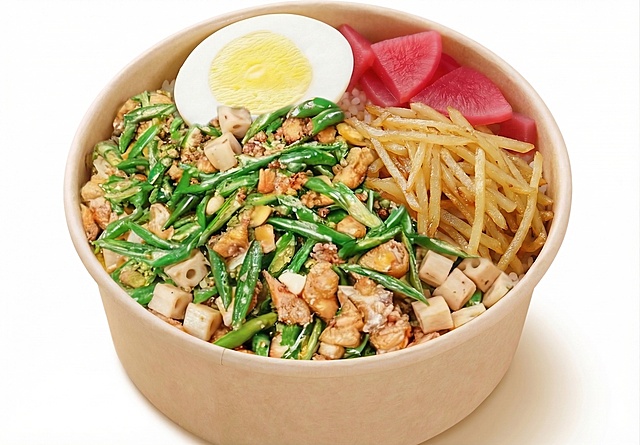 将图1中的麻婆豆腐替换为图2的尖椒炒鸡肉藕丁食材，同时将图1里的西兰花替换成土豆丝，保持图1的便当整体布局、煮鸡蛋、粉色腌萝卜、纸碗等其他元素不变，菜品融合自然真实，光影一致