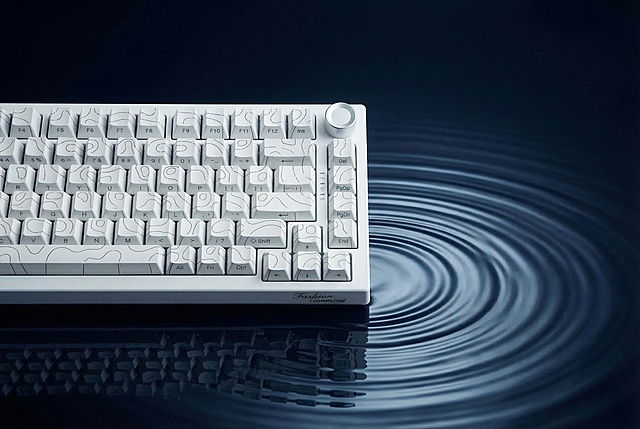 将键盘整体颜色调白，键帽和键盘外壳都为纯白色，保留原有键帽上的深色线条图案，背景水波纹和光影保持不变，画面自然和谐