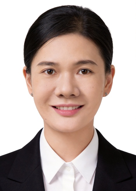 保留图中人物脸型、五官、发型基础特征生成标准一寸证件照，维持当前黑色西装外套+白色翻领衬衫服装样式不变，整理发型，去除后脑勺后方突出的多余碎发，保持发型整齐，保留一寸白色背景证件照的标准构图和专业光影预览效果