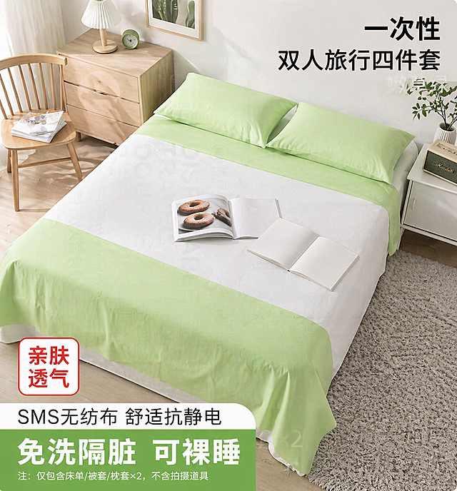 基于参考图的嫩草绿色一次性双人旅行四件套床品，展示在现代简约北欧风格卧室场景中，中景俯拍视角，45度斜角构图，白色底色的床品铺在床上，床上放置两本打开的相册，其中一本页面显示棕色甜甜圈，另一本空白。背景包含浅木色床头柜、灰色毛绒地毯、木质椅子、白色床头柜摆放复古收音机和绿植，整体环境干净整洁，充满北欧家居氛围。光线来自左前方，柔和均匀的日间自然光，色温约5000K，阴影柔和，物体边缘有轻微高光。色彩以白色为主，嫩草绿色点缀，搭配黑色、粉色、黄色、浅蓝、米色，整体色调清新明亮，饱和度适中。材质表现：床品为光滑柔软的SMS无纺布，具有轻微反光质感；家具为细腻木纹和哑光塑料；地毯蓬松多孔。画面中包含多个中文广告文案：右上角黑色字体"一次性 双人旅行四件套"，底部左侧红框"亲肤透气"，中部白条"SMS无纺布 舒适抗静电"，下方绿色区域"免洗隔脏 可裸睡"，并附有小号注释文字。图像清晰锐利，细节丰富，轻微暗角处理，无噪点，整体呈现高品质电商宣传图风格。避免：卡通夸张变形、过度鲜艳色彩、模糊边缘、低分辨率、额外人物或宠物、复杂花纹干扰、错误文字内容、非指定材质质感、夜间或昏暗灯光、杂乱背景、三维建模痕迹、水印或签名