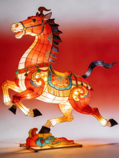 画面中心大的非遗布艺油纸的马踏飞燕灯，细腻清晰纹理，内部发光，无限细节，明暗对比，劲健奔跃独特造型，大师级设计，美观，独特的美学、不对称的动态设计、高饱和度红色和白色渐变背景，对每个结构细节的详细描绘预览效果