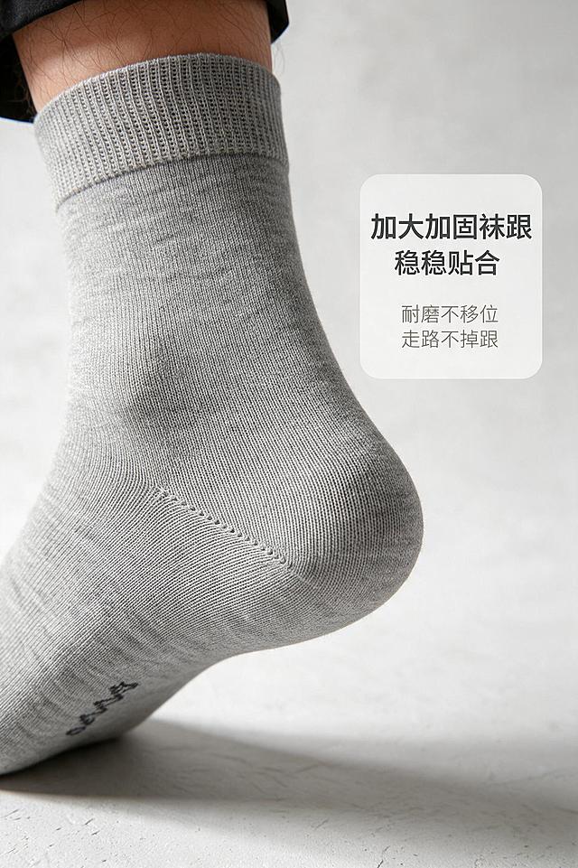 [商品] 使用参考图男士浅灰色中筒袜；100%继承原袜子的针织面料、纱线纹理、织物颗粒、原有印花、褶皱、明暗光影，袜子质感完全复刻原图，禁止重新生成袜子材质；仅适配环境光影，袜子本身纹路细节不做美化、不抹平颗粒，不要塑料光滑感；真实实拍，纪实质感，不过度修图；保留袜跟Y型缝合加固结构、浅麻灰色、针织纹理和穿着在脚上的真实形态。
[画面] 页面目标为袜跟细节特写卖点页，右文左图版式，左侧为袜跟部位超近景特写，展示后跟加大加固的Y型缝线与包裹形态，主体占画面约65%，景别为局部微距特写，聚焦袜跟加固工艺与贴合弧度，右侧留白放置文案信息卡；背景为干净浅灰白色影棚背景，带柔和投影，阅读动线从右到左。
[视觉] 套系策略：风格=真实实拍纪实质感商业摄影；标题字=现代无衬线粗体中文；正文字=简洁无衬线体中文；主色=浅麻灰；背景延展=基于浅灰白做细腻渐变和微水泥/哑光纸面质感；强调色=深炭灰，仅用于小面积图标、引线和标签；标题色=深炭灰；正文色=中暖灰；组件=圆角浅底信息卡、细线引线、小图标；光影=右前侧柔和自然光，保留织物颗粒与真实明暗。
[文字] 右侧信息卡横排，主标题"加大加固袜跟"，副标题"稳稳贴合"，下方两行卖点小字"耐磨不移位""走路不掉跟"；文字不遮挡袜跟主体和针织纹理，字号保证手机端清晰可读。
[规格] 图片比例2:3竖版，分辨率2K，负向提示：避免塑料光滑感、过度磨皮、纹理抹平、袜子材质改变、颜色失真、文字竖排、文字过小、错字、杂乱背景、夸张修图。