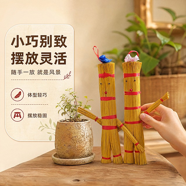 [商品] 使用【图2】【图5】糯草人园艺装饰摆件；保留草人造型、糯草材质、红色绑带、五官与头饰细节；商品处理：保留手工编织质感，草人被手自然持握或摆放，比例真实，手部动作自然。
[画面] 目标为动态瞬间展示，体现草人小巧别致、摆放灵活的使用感；构图为偏右侧主体，一只亚洲女性的手轻轻调整草人的位置，草人摆放在木质桌面的小盆栽旁；主体（手+草人）占画面60%；前景为桌面纹理，中景为手部动作与草人，后景为虚化的绿植与暖光背景；捕捉自然摆放的生活瞬间。
[视觉] 套系策略：风格=田园治愈风商业摄影；标题字=阿里巴巴普惠体粗体；正文字=阿里巴巴普惠体常规体；主色=暖麦秆黄；背景延展=基于暖麦秆黄做浅米白到暖黄的渐变层级，搭配麻布纹理与纸质质感；强调色=暖砖红，仅用于小面积图标、引线和标签装饰；标题色=深棕褐色；正文色=中暖褐色；组件=圆角浅米信息卡、细线引线、草叶形装饰元素；光影=左前侧暖柔自然光，柔和阴影。
[文字] 左侧放主标题「小巧别致 摆放灵活」，副标题「随手一放 就是风景」，下方2个短卖点「体型轻巧 · 摆放稳固」；文字区使用圆角浅米色卡片，不遮挡手部与草人主体。
[规格] 图片比例1:1正方形，4K分辨率，负向提示：避免变形、错字、文字过小、冷蓝背景、草人颜色改变、手部比例失真、极限词、环保/天然/原生态字样、淘宝平台Logo及违禁标识、小标致图案。