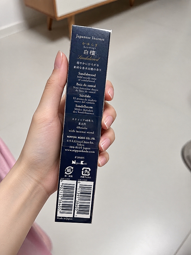 将图片中男性的手替换为漂亮纤细的女性手，皮肤白皙细腻，手指修长，指甲修剪整齐自然，保持原有的握持姿势和产品不变，背景和光线保持一致，自然真实，看不出修改痕迹