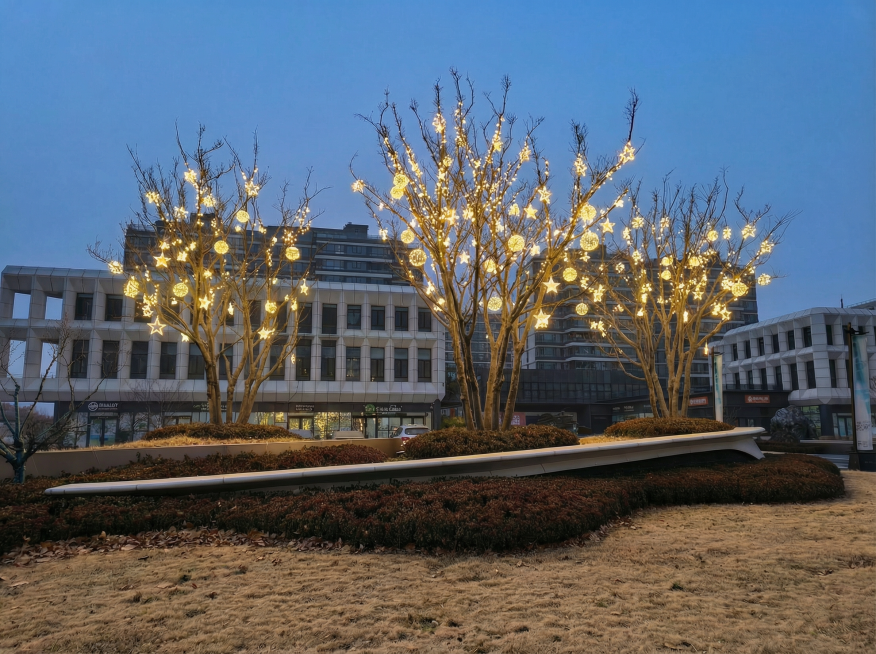 树顶再添加点星星和圆球亮化灯，树干不用预览效果