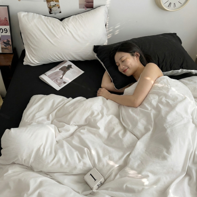 p一个亚洲女性在床上，盖着被子躺着，闭眼表情微笑
改成床笠预览效果