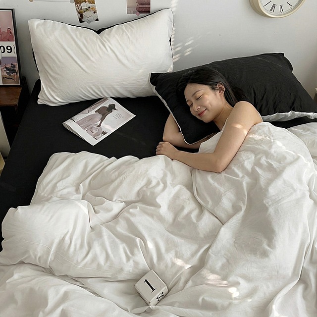 p一个亚洲女性在床上，盖着被子躺着，闭眼表情微笑
改成床笠