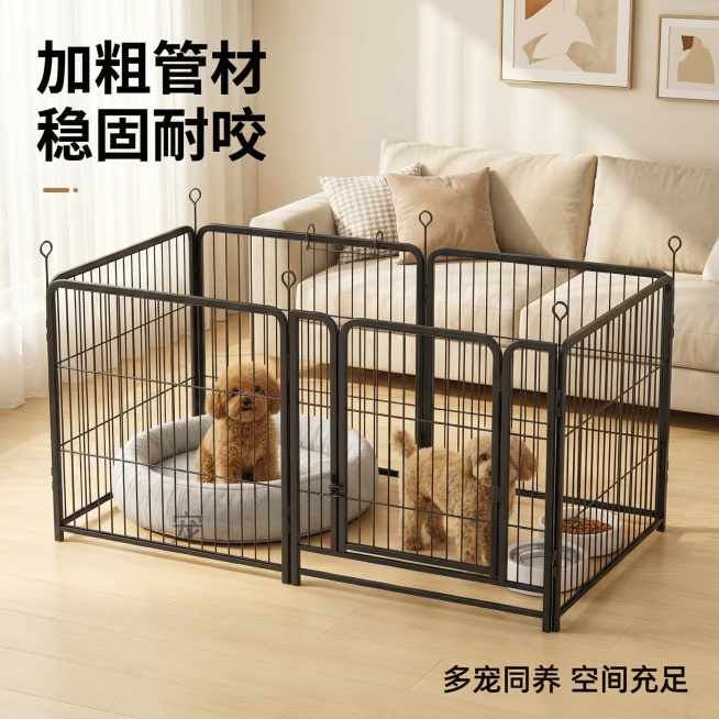 [主图] 黑色宠物围栏室内多宠场景
[主图主题] 黑色宠物围栏 多宠家庭适用
[氛围/风格] 温馨简约家居风，柔和自然光，高清质感
[画面元素] 黑色宠物围栏放置在客厅木地板，围栏内放置狗窝和食盆，三预览效果