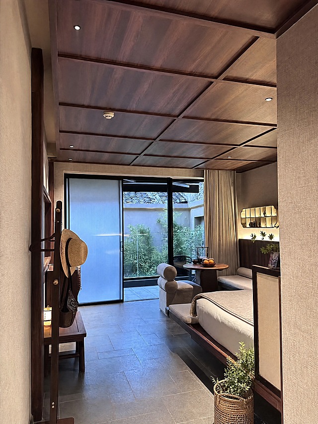 整体色调不改变，画面真实自然协调。增强生活感与入住感，素人感，精致好看，不要太多AI感，不要太假。适当增加布置素人感的生活小物件，摆件物品改动多一点，图中物品更丰富，有生活感氛围感。小红书酒店民宿氛围，真实感，4K高清，不拼图，保持原空间结构和家具布局不变