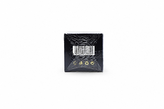 产品精修，产品置于纯白背景上，提亮黑色/深色区域的结构层次, 拉开明暗过渡, 恢复部件边界、接缝、转折面和厚度关系, 避免一片死黑但保持原图深色属性，专业商业棚拍光, 5500K标准中性白光, 轮廓光, 体积光, 曝光正确, 强烈真实立体感，接地处保留干净浅淡的自然接触阴影, 严禁大片投影、脏灰阴影和悬浮感，主体居中, 商品完整入画不裁切, 四边均匀留白约10%-20%, 严禁满幅铺满与贴边顶满，极致超清画质, 细节清晰锐利, 4K分辨率, 商业级实拍质感, 保留原图真实材质与结构细节，提升透明包装通透度和洁净度, 清理灰雾、脏反光和浑浊感, 保留薄膜折线、封口压纹、透明边线和真实高光，锁定原图商品颜色, 颜色以输入图为唯一参考, 分段部件颜色边界按原图锁定，锁定原图商品轮廓、件数、部件位置、连接关系、标签文字和可见功能细节，只做精修不重绘结构，瓶身、泵头、喷头、瓶盖、瓶肩、标签和外盒结构与原图一致, 瓶身文字与 Logo 零改写, 禁止改变瓶型、盖型、泵头方向或标签排版，透明塑封袋/薄膜包装质感, 边缘折线、封口压纹、局部高光和透叠关系自然, 薄膜厚度真实，正视图，严格保持原图透视, 严禁扶正, 严禁镜像翻转，保持原图比例不变