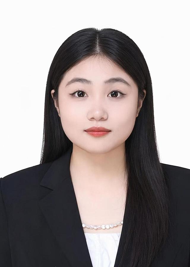 将图1人物的发型更换为图2的黑色中分长直发，保留原人物的五官、妆容、黑色西装和白色内搭、珍珠项链，保持纯白色背景和证件照风格不变