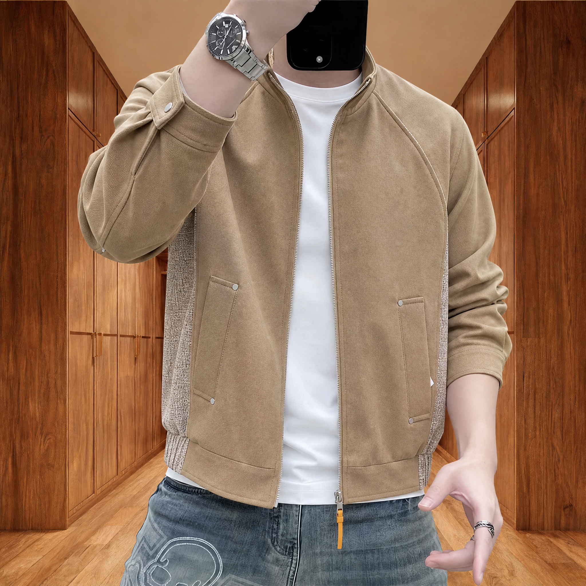 将第一张模特身上的上衣替换为第二张图片中的卡其色立领拉链夹克，… - 图片创意预览