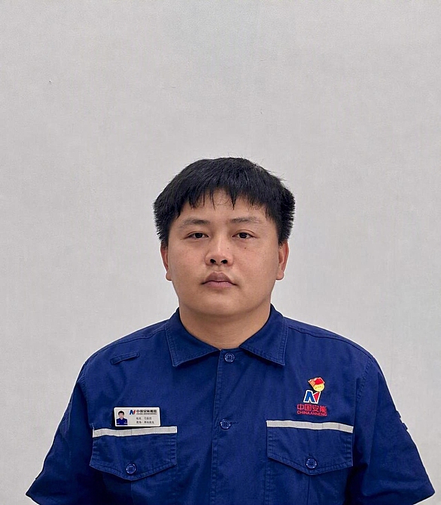 保留原图人物、服装、背景、工牌、徽章及所有细节完全不变，仅对人物脸部进行自然瘦脸处理，让脸颊更紧致、下颌线条更清晰，瘦脸幅度适中自然，保持真实感，不要过度变形，整体画质清晰
