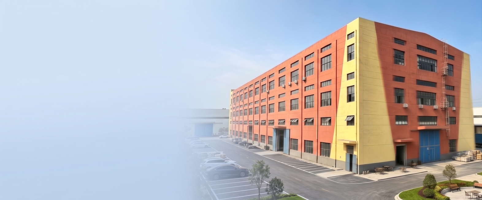 移除图片上所有文字和按钮，保留原企业建筑和浅蓝渐变背景，不改变整体构图和色彩风格预览效果