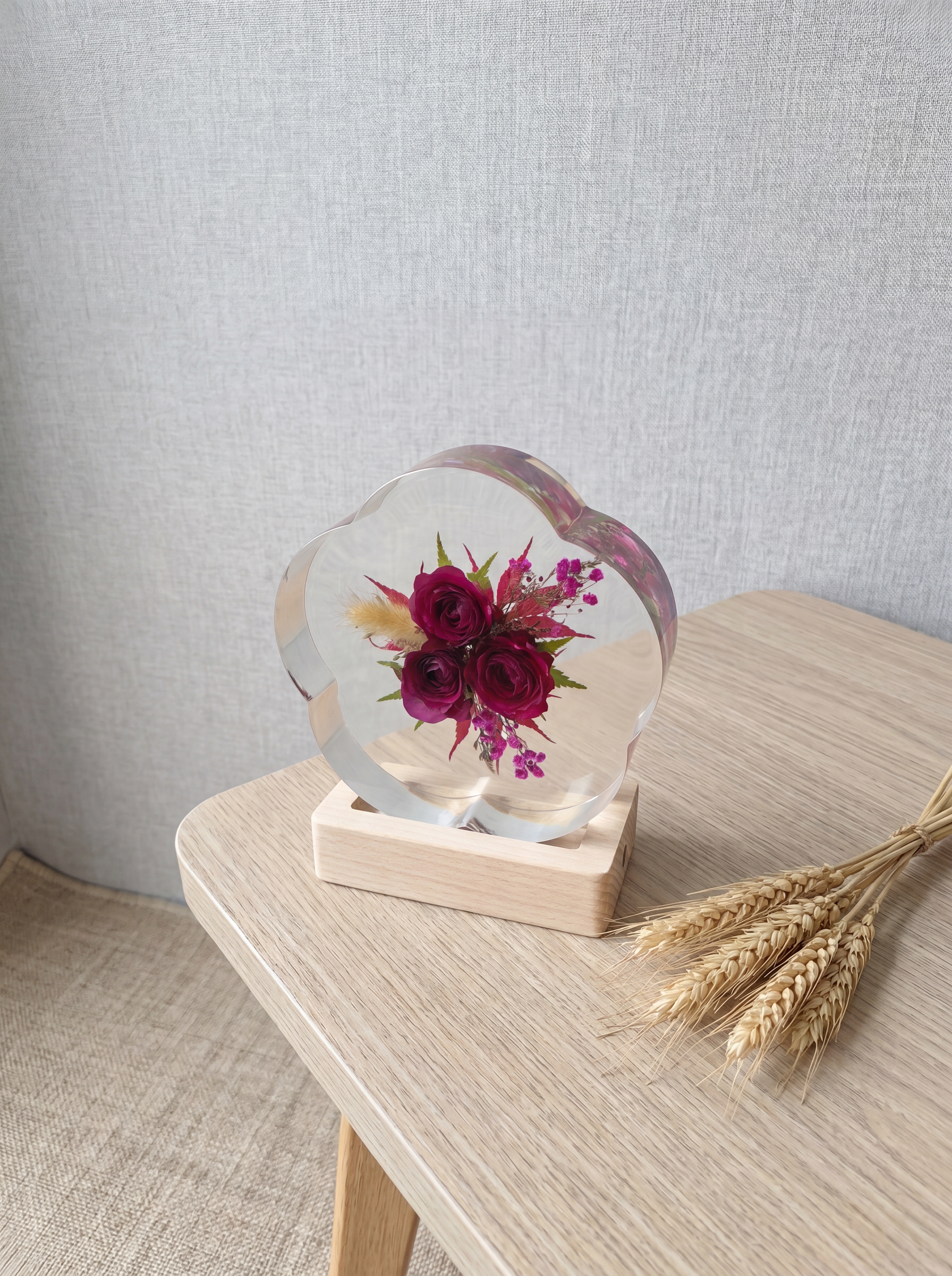 产品为梅花形树脂干花摆件，包含梅花形透明树脂块和原木底座，干花… - 图片创意预览