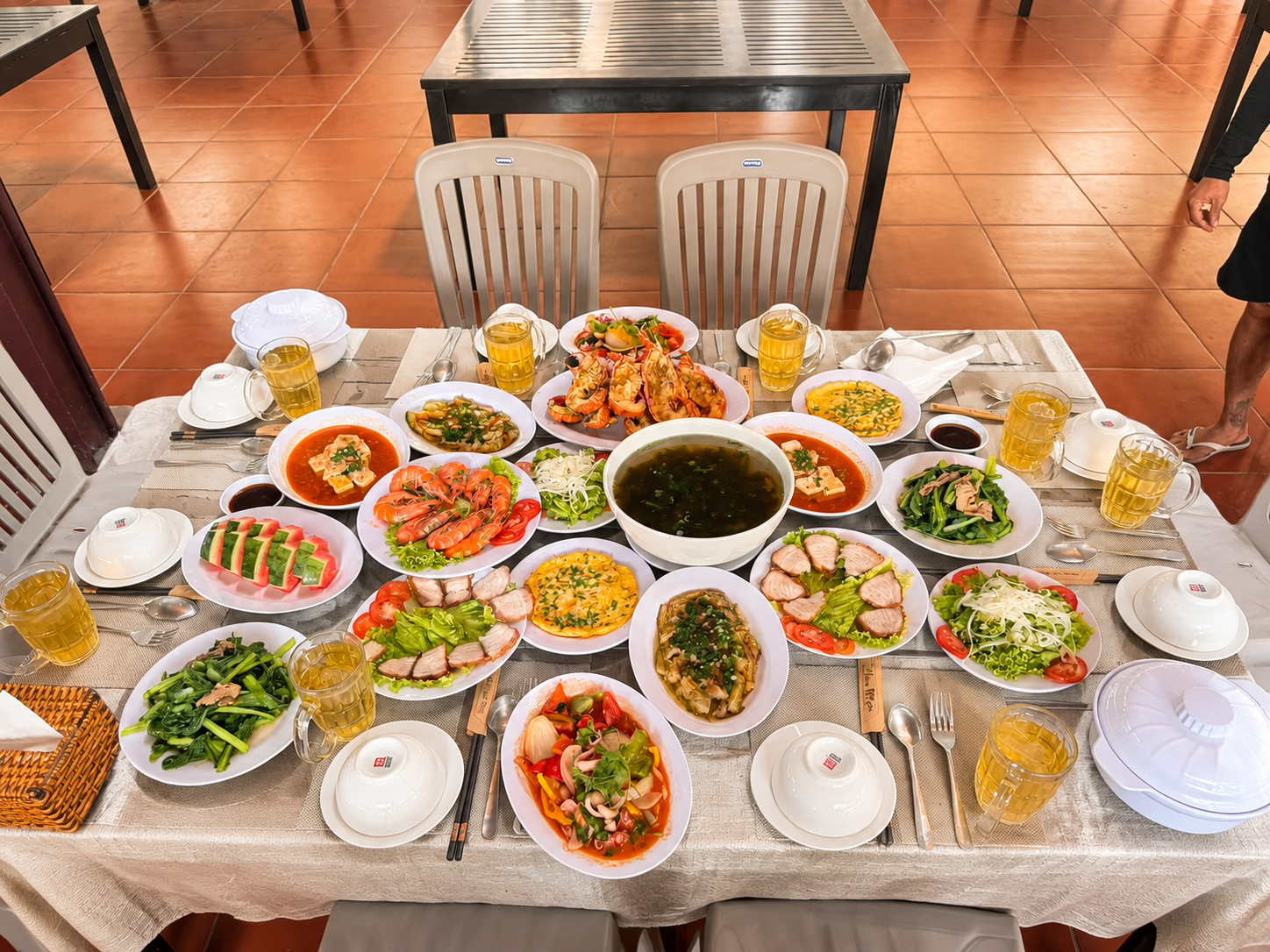 对这张美食餐桌照片进行美化，提升画面质感：增强食物的色泽饱和度… - 图片创意预览