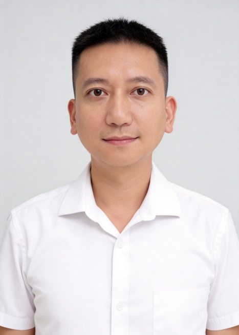 保留第一张图中人物发型､脸型､年龄特征生成标准样式纯正面证件照;人物主体严格居中,头部大小与位置严格对齐第二张图,双肩水平平衡,面部中轴线对齐画面中心,正视前方;标准证件照构图,人物绝对居中;头顶上方预览效果