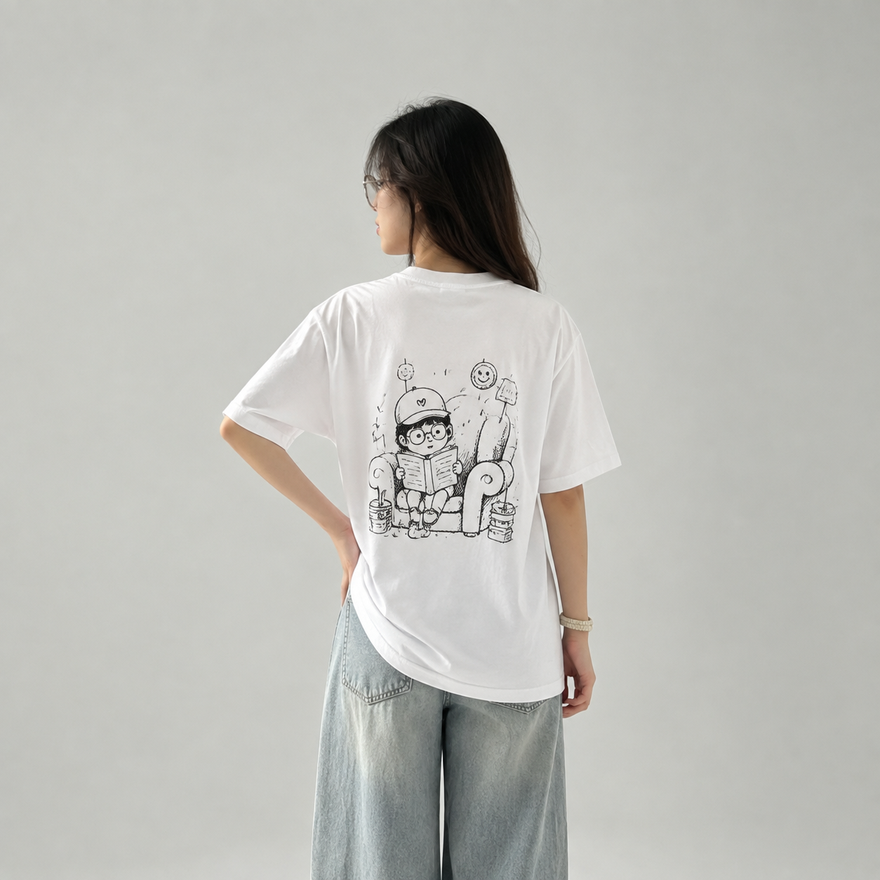[主图-3] 白色印花短袖T恤背面展示主图，展示后背趣味印花设… - 图片创意预览