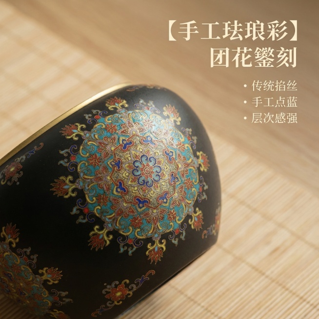 [主图 2] 珐琅纹样细节展示主图，[氛围/风格] 中式高级质感，精致工艺特写，静谧雅致。[画面元素] 保持原产品珐琅薄胎水盂主体外观不变，放大展示器身中心团花珐琅纹样，产品斜向放置于浅木色茶席上，柔预览效果