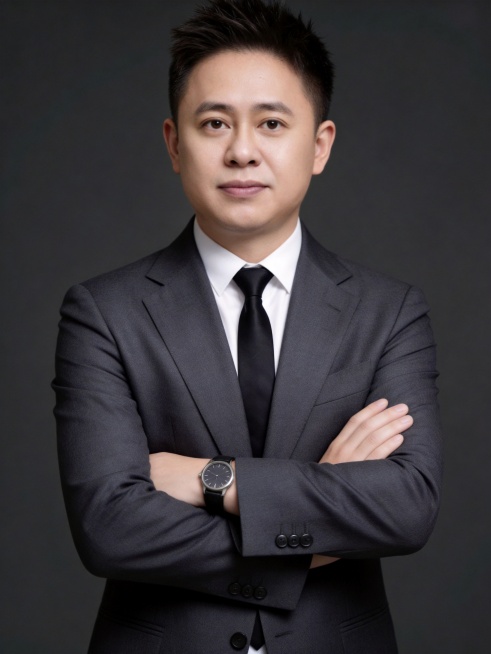 参考图1保留身材轮廓，将人脸替换为参考图2/3的男性五官脸型特征，保持发型和深灰色西装穿搭，生成双臂交叉抱胸的专业男士商务形象照，深灰色纯色背景，财经老师专业气质，画质清晰，肤色均匀自然，保留真实皮肤预览效果