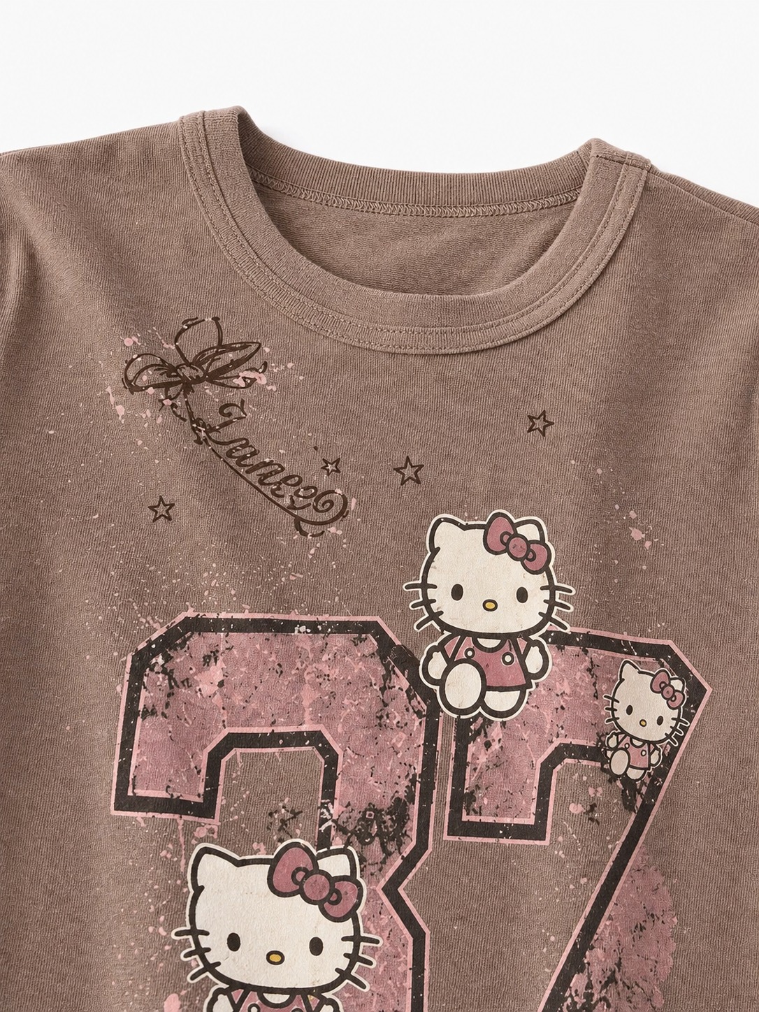 保留原图中棕色Hello Kitty印花长袖T恤的衣服款式、颜… - 图片创意预览