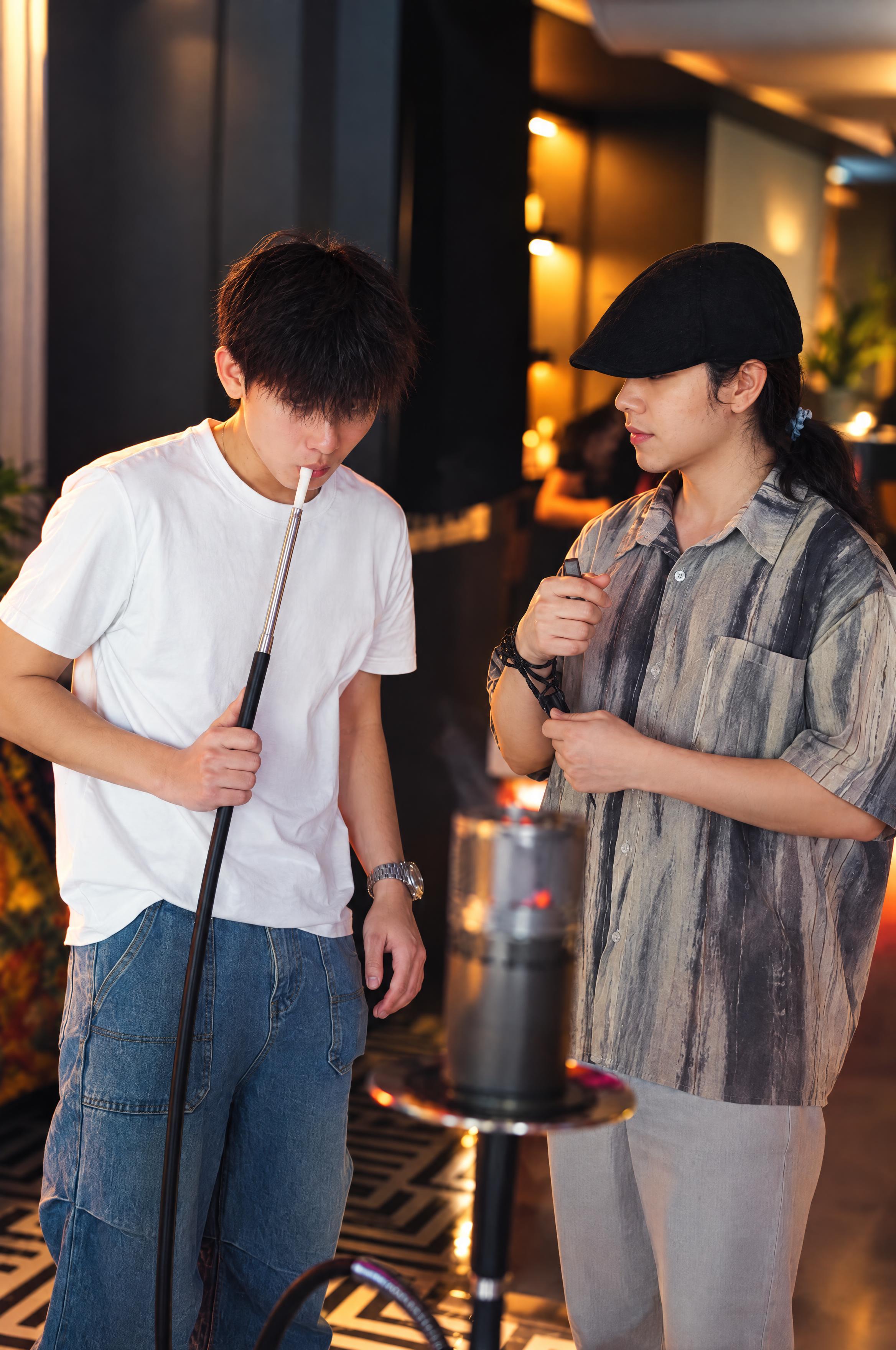 提升整体画质，去除噪点和模糊感，增强精修质感；突出两位人物主体… - 图片创意预览