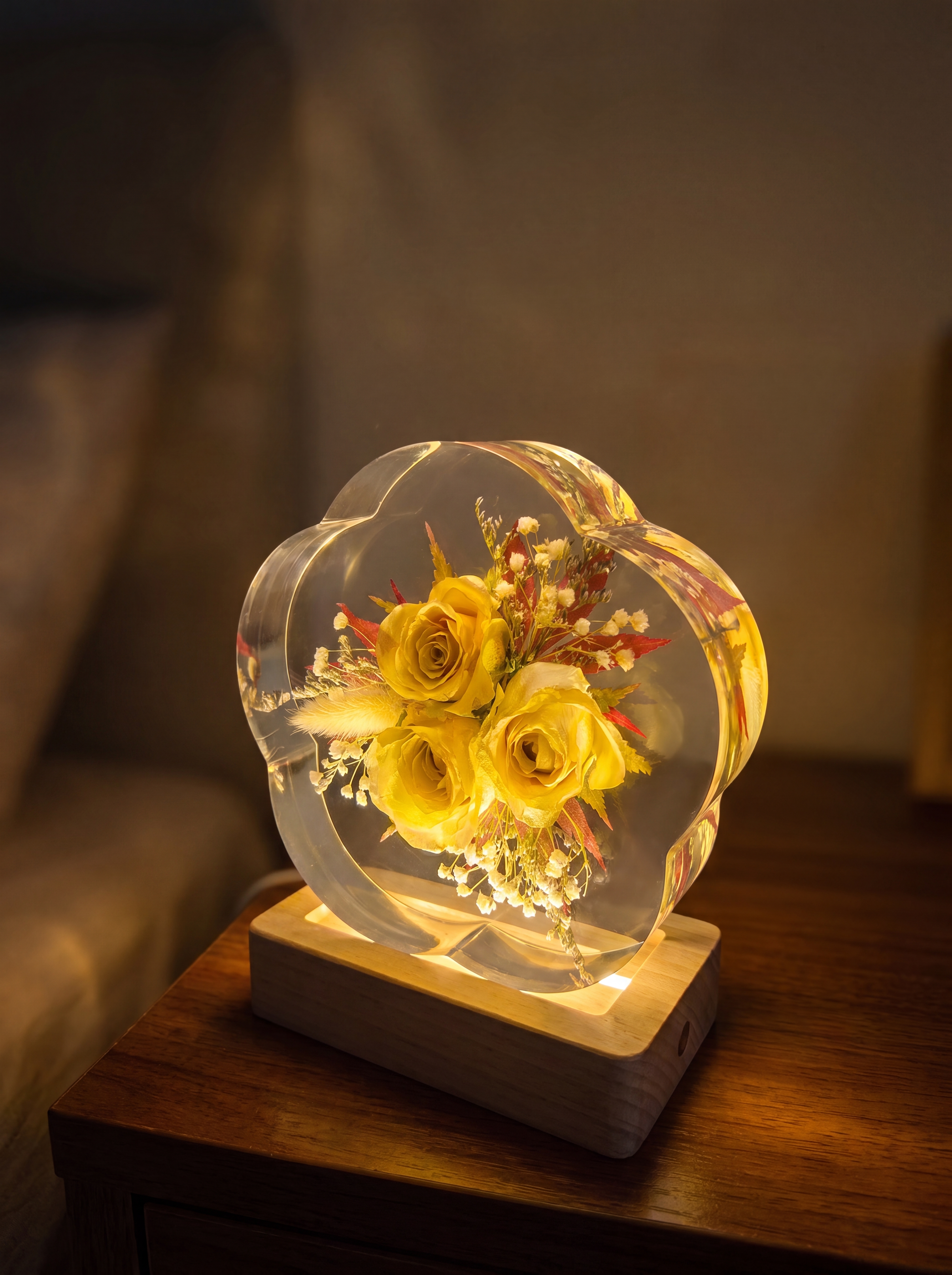 产品为梅花形树脂干花摆件，包含梅花形透明树脂块和原木底座，干花… - 图片创意预览