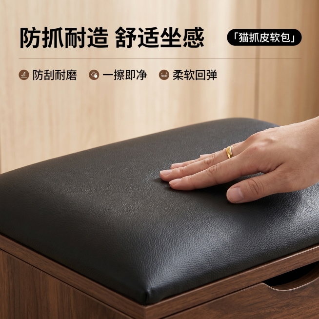[主图-3] 猫抓皮软包材质细节展示图。氛围风格：家居治愈风，温馨居家氛围。画质：商业摄影质感，光线柔和通透，产品清晰真实，画面干净高级。元素：全屏放大展示黑色猫抓皮软包坐垫的纹理细节，一只手轻放在坐预览效果