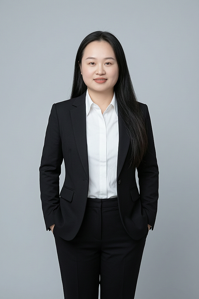 基于参考人像，生成一张商务形象照，人物身穿黑色亚面精纺面料西装外套和黑色亚面精纺面料西裤，内搭白色衬衫，简约冷调浅灰色纯色背景，背景光线均匀柔和，呈现均匀柔和质感，极简干净，强化色彩对比的高级感，采用标准焦段50mm，F/4光圈，平视视角，镜头与人物视线齐平，人物占画面70%，人物居中构图，位于画面中心，为视觉聚焦点，入境范围头部及以下至臀部下方10cm，半身像构图，人物呈正面双手插兜姿态，双手分别插入西装裤两侧口袋，仅露出拇指或手腕部分，双臂自然弯曲，肢体放松，姿态随性自信从容