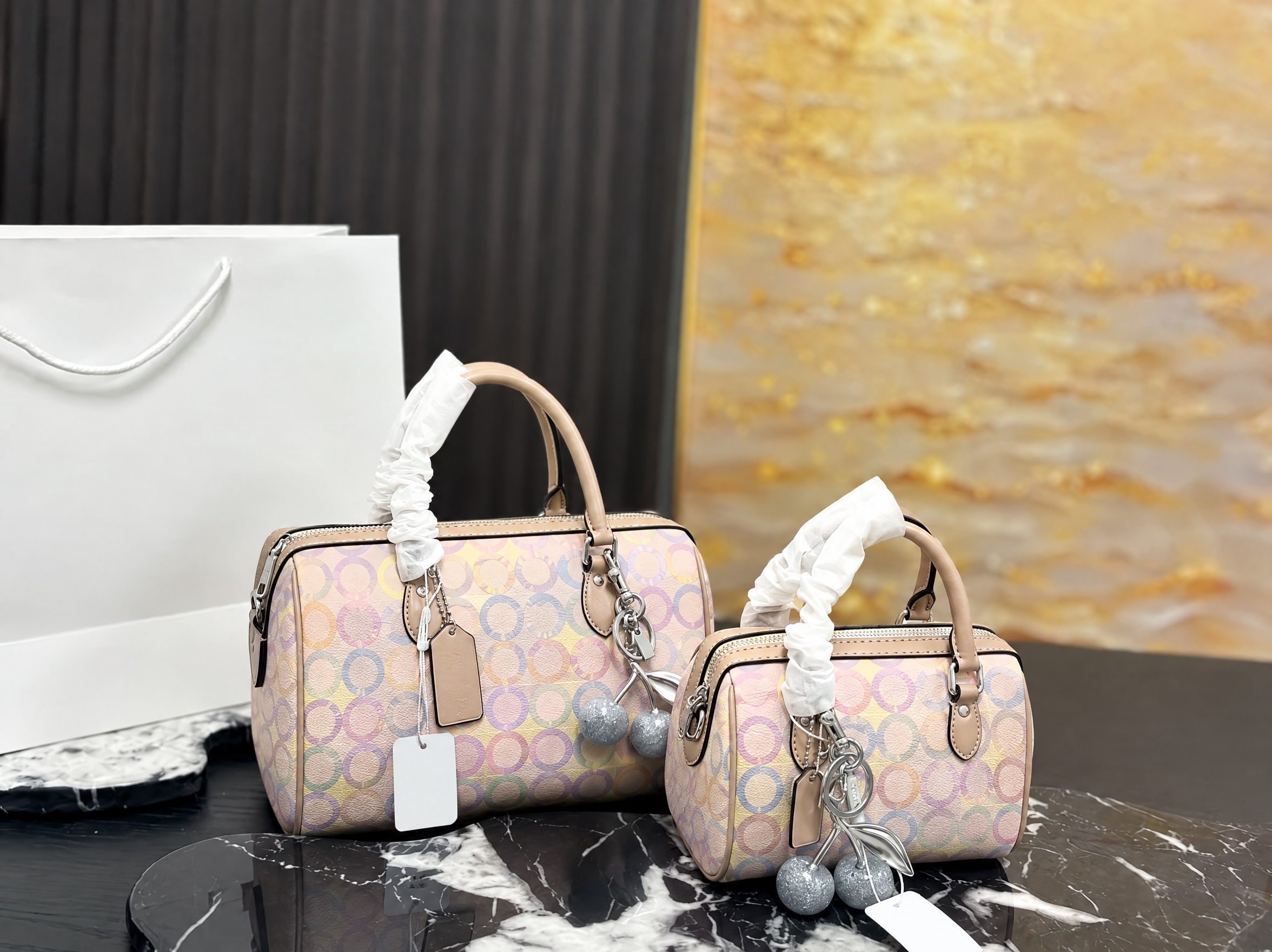 去掉图片中所有的COACH品牌LOGO和文字，包括包身金属LO… - 图片创意预览