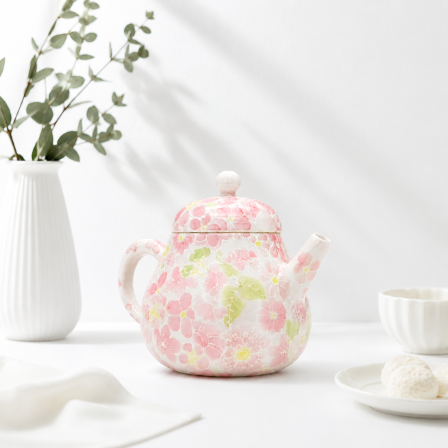 保留图中的粉色花朵茶壶不变，添加极简风格场景，整体以白色为主色调，简约干净背景预览效果