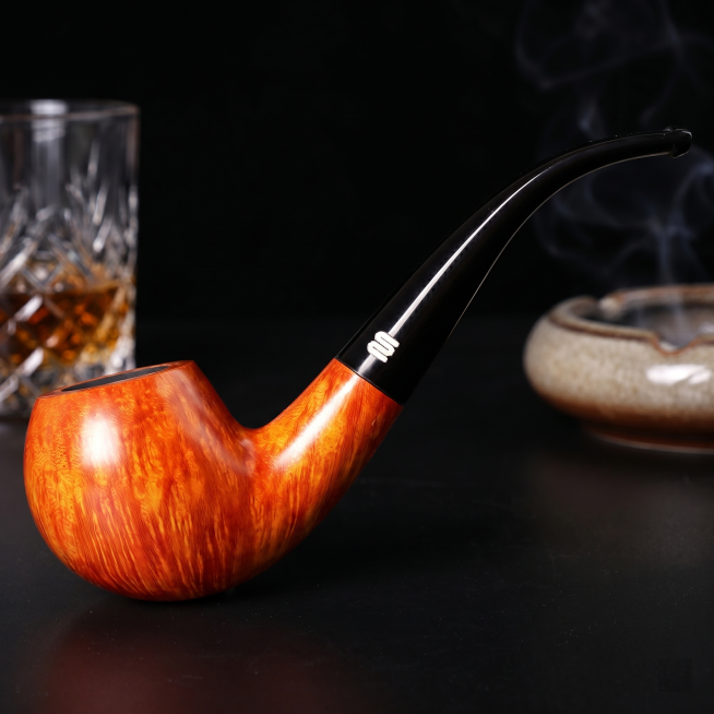 替换背景为黑色调背景，在背景角落点缀虚化的烟灰缸和威士忌酒具，点缀物品不清晰，避免抢夺主体烟斗的视觉焦点，保持烟斗本身的橙黄色木纹色调和外观细节完全不变，产品结构和logo保持原样，严格锁定原图片宽高预览效果